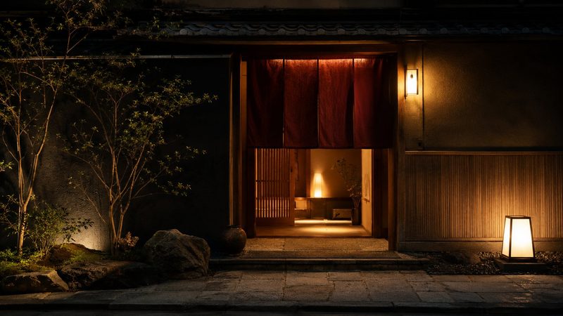 感謝ご飯 クラウドファンディングLPのキービジュアル（夜の和食店の朱色の暖簾）